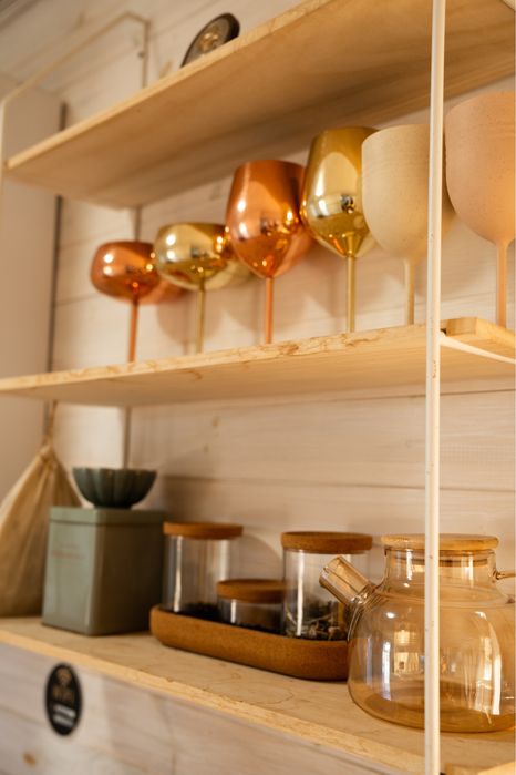 Дивовжний будиночок на березі чистого озера