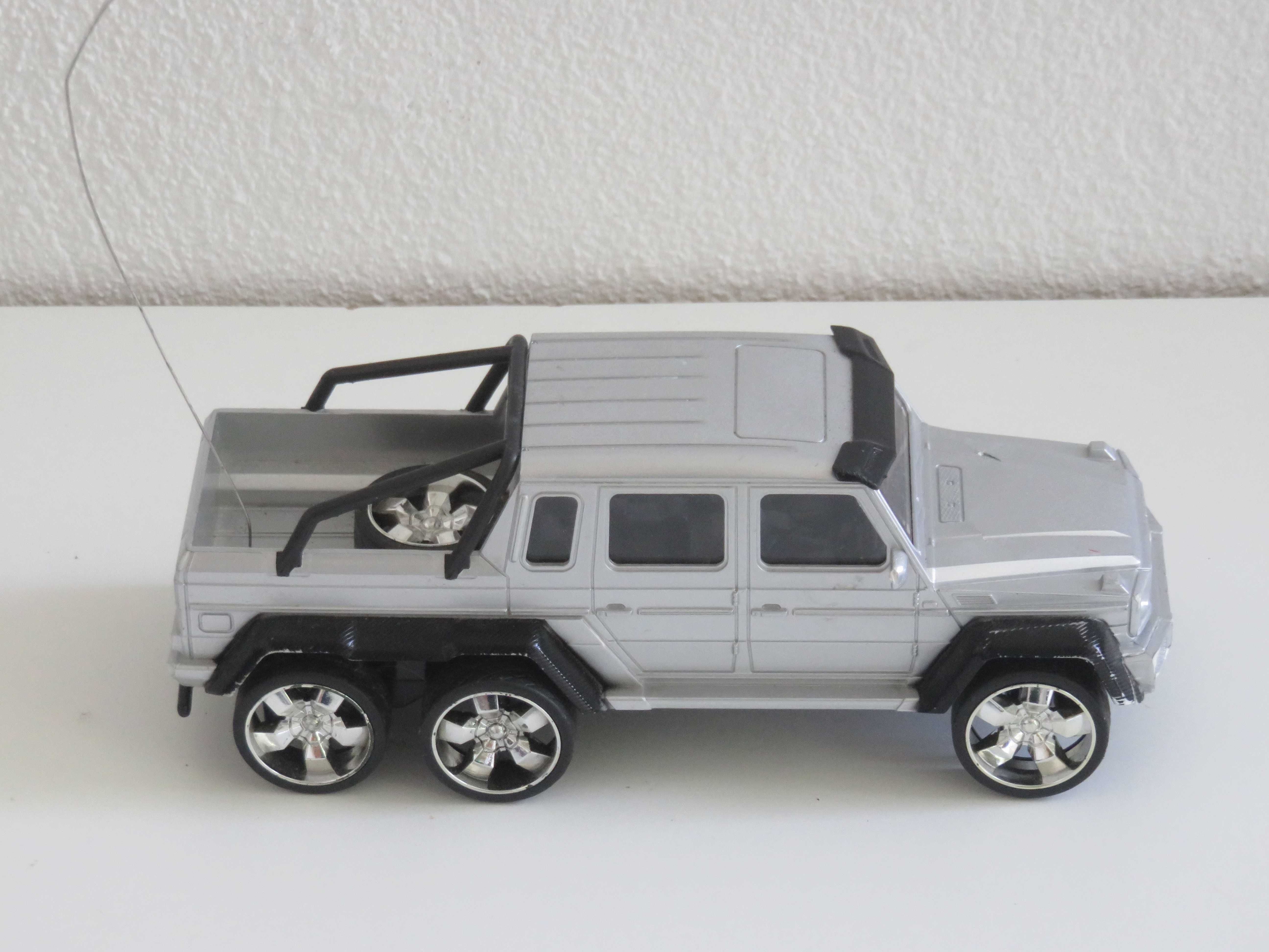 Brinquedo: Pick-up Cinzenta com Telecomando