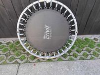 Trampolina brak osłony zewnętrzne składa się na pół