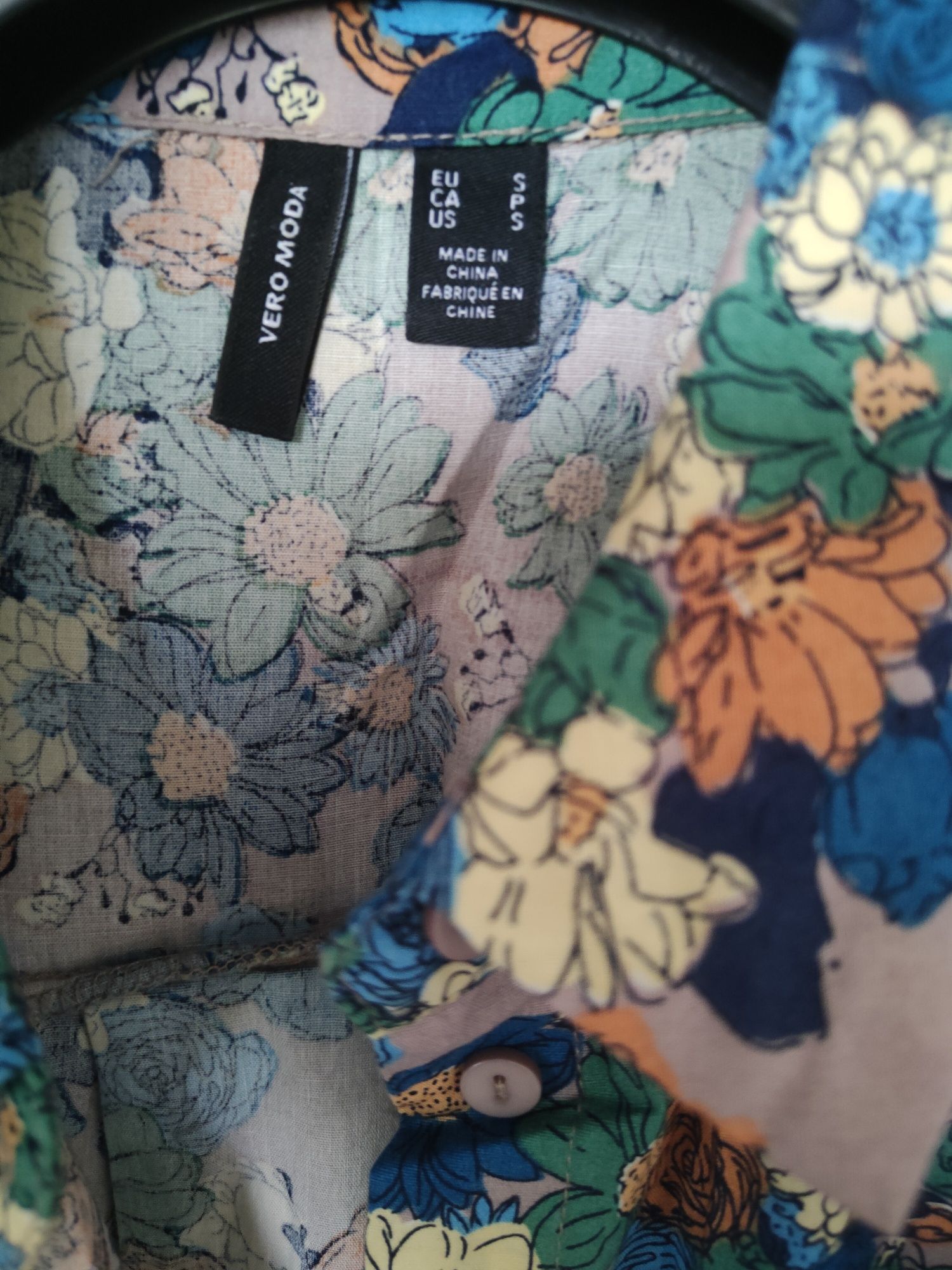 Vero Moda sukienka midi letnia w kwiatowy print szmizjerka na guziki