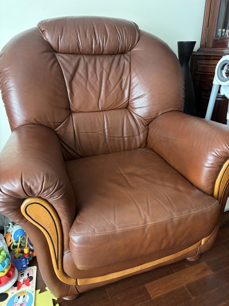 Sofa cama 3 lugares + 2 poltronas em cabedal