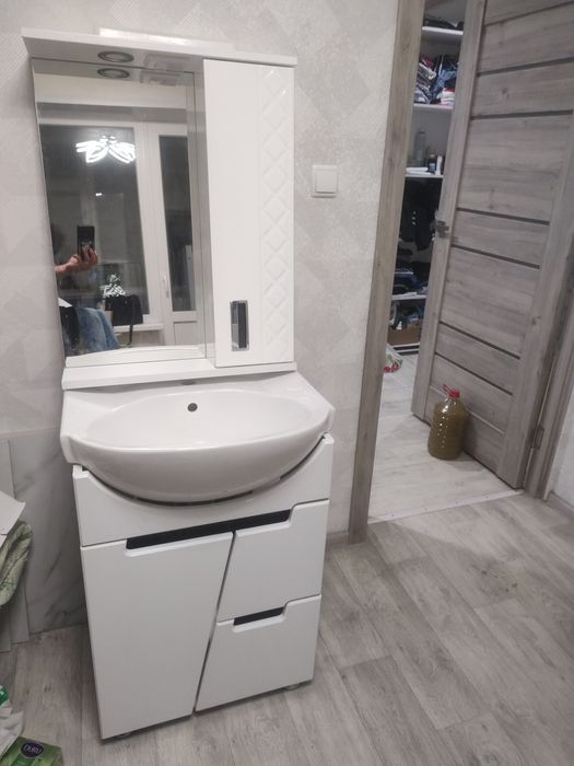 Раковина з тумбою в ванну кімнату та верхня шафа