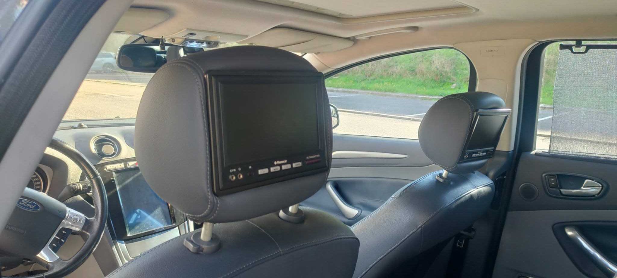 Carrinha Ford com extras
