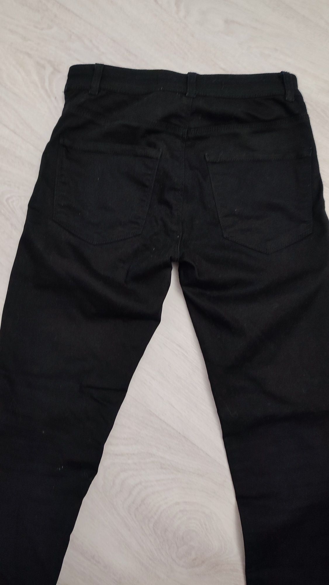 Czarne spodnie jeansowe dżinsy rurki skinny