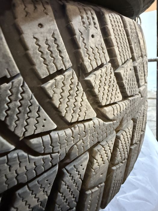 Резина зимова 235/60 R 18