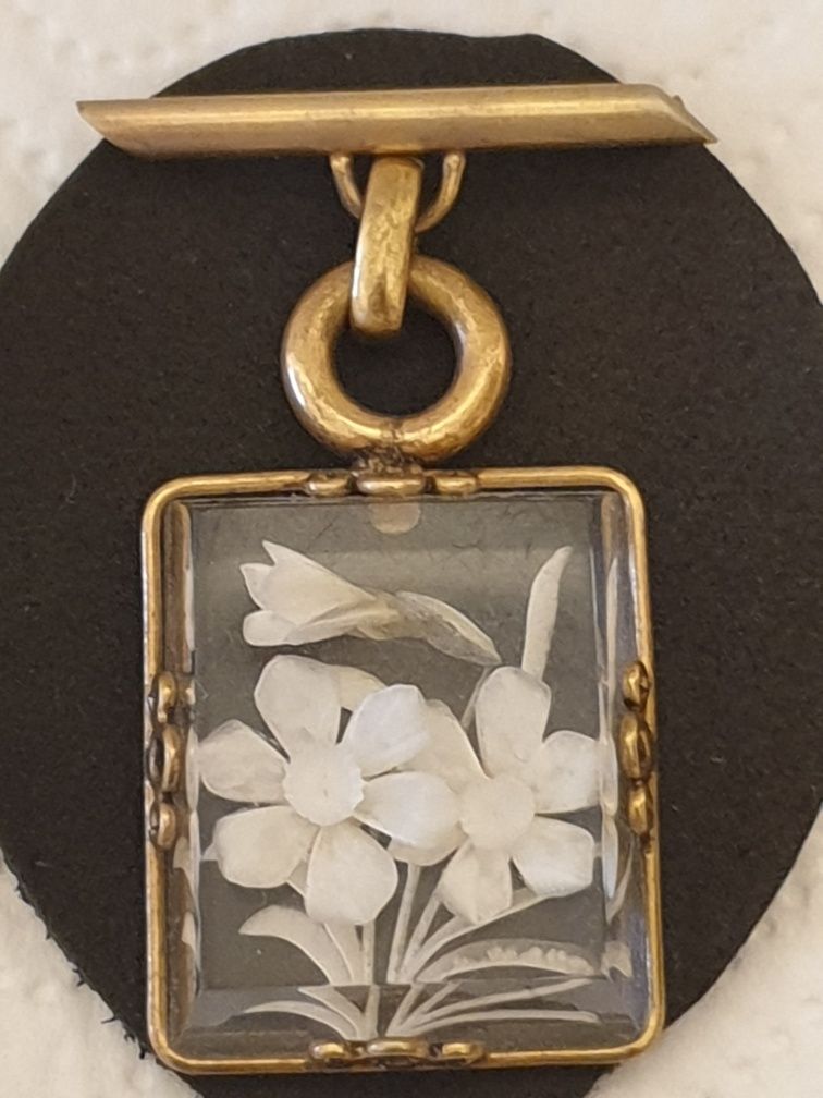 Linda antiga pregadeira dourada gravada com intaglio floral em cristal