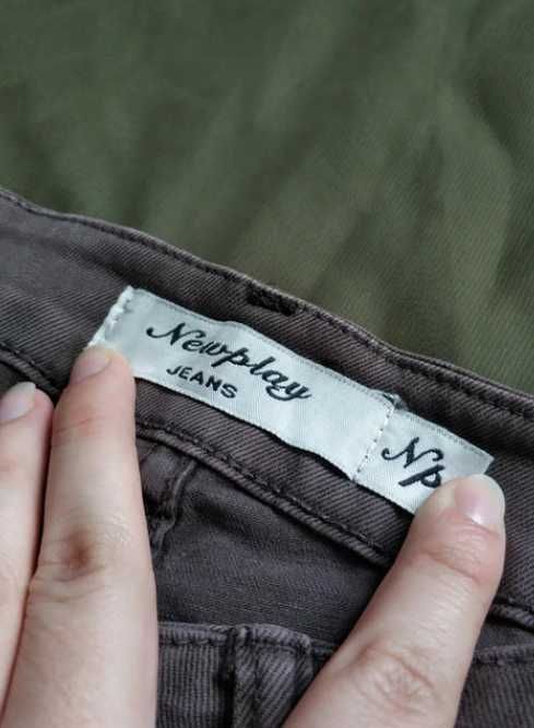 Brązowe jeansy Newplay Jeans NP z niskim stanem i wąską nogawką