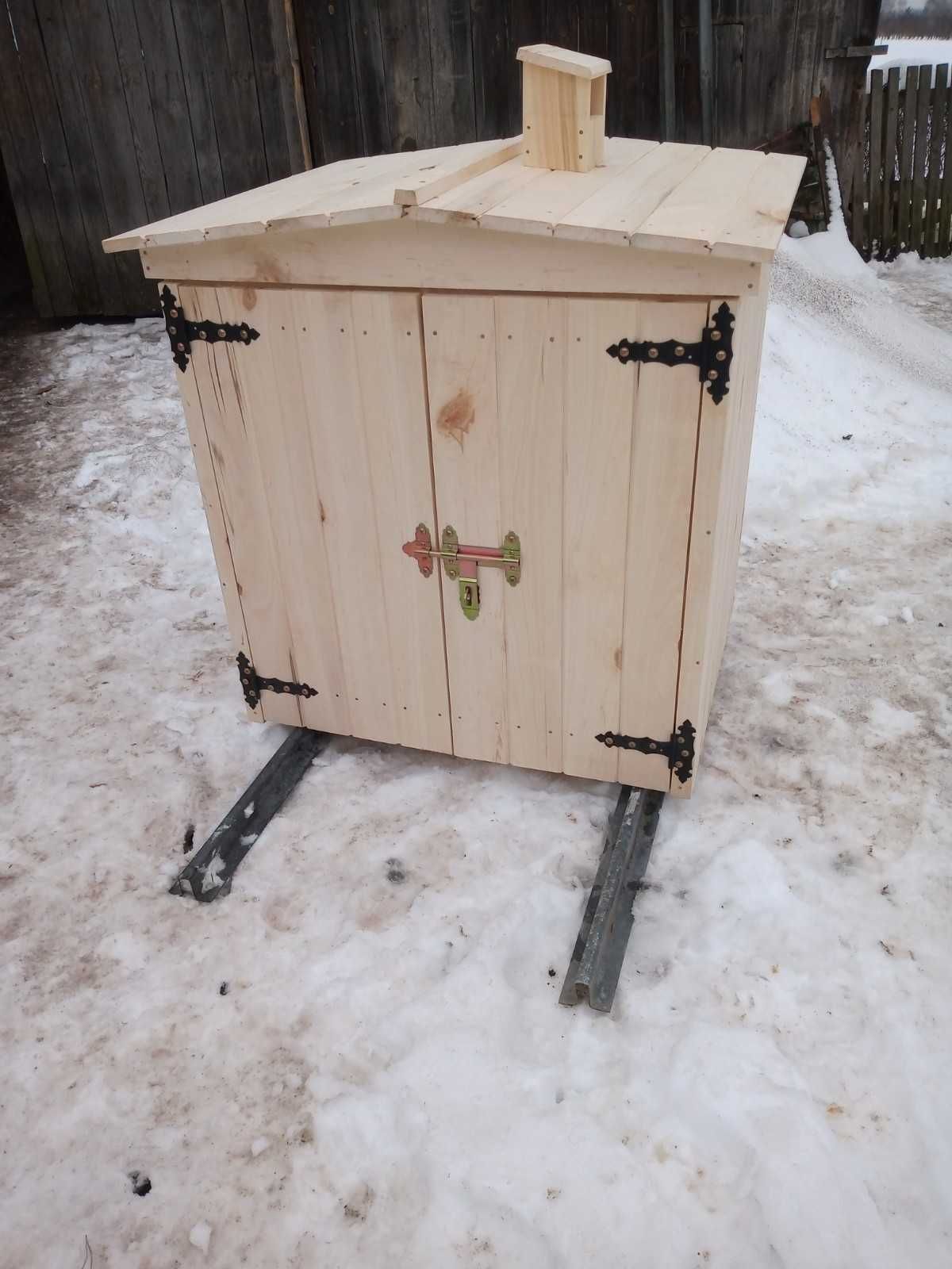 Drewniana wędzarnia ogrodowa