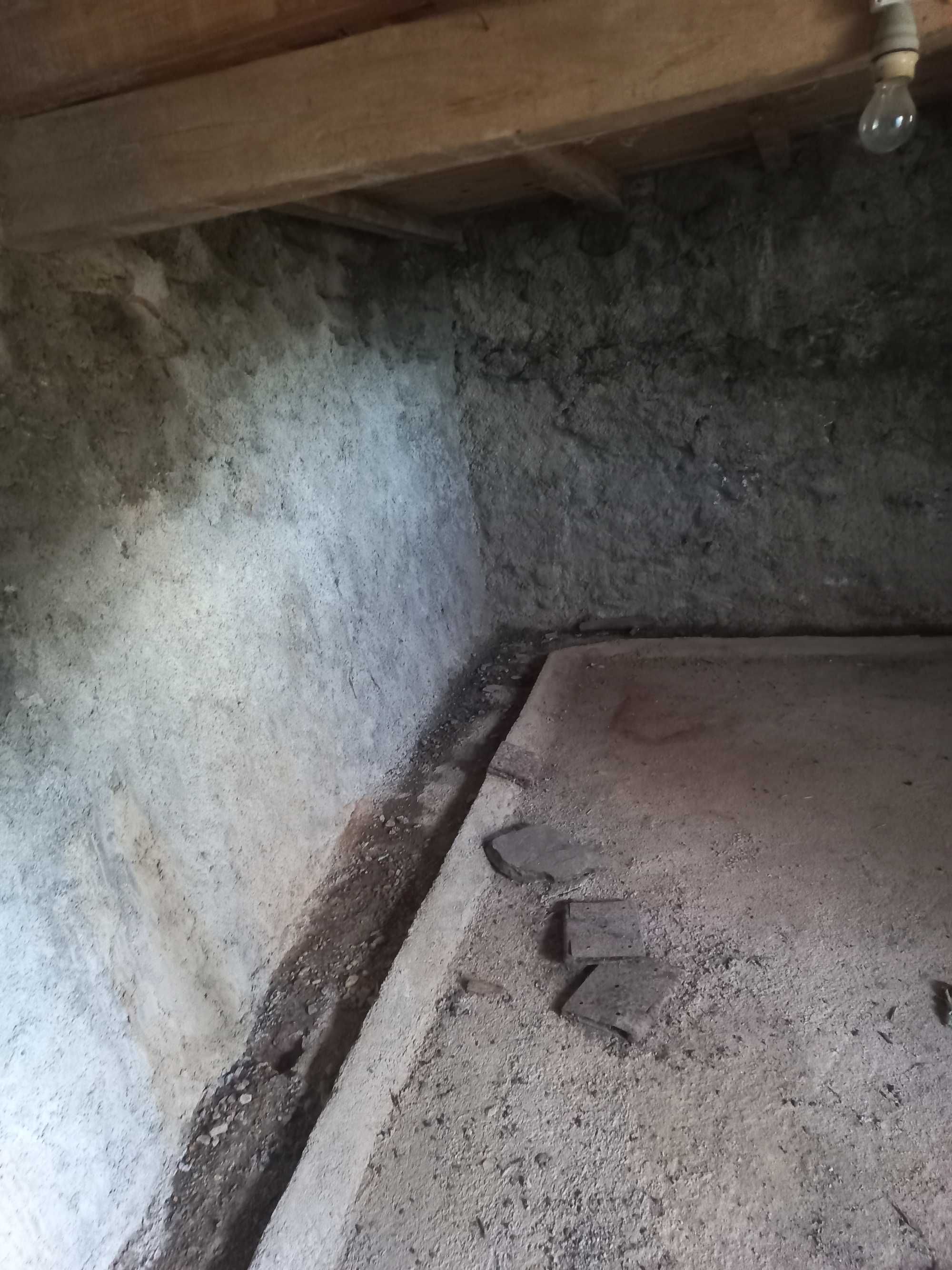 Moradia para recuperar no centro da aldeia de Portas do Souto