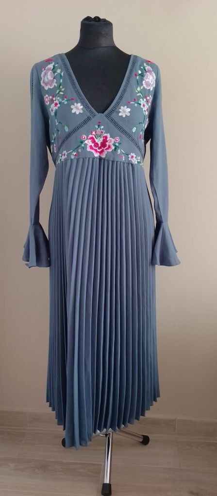 Sukienka midi Maternity plisowana u haftowana