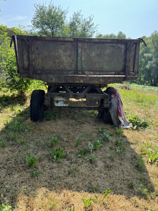 Тракторний прицеп під ремонт
