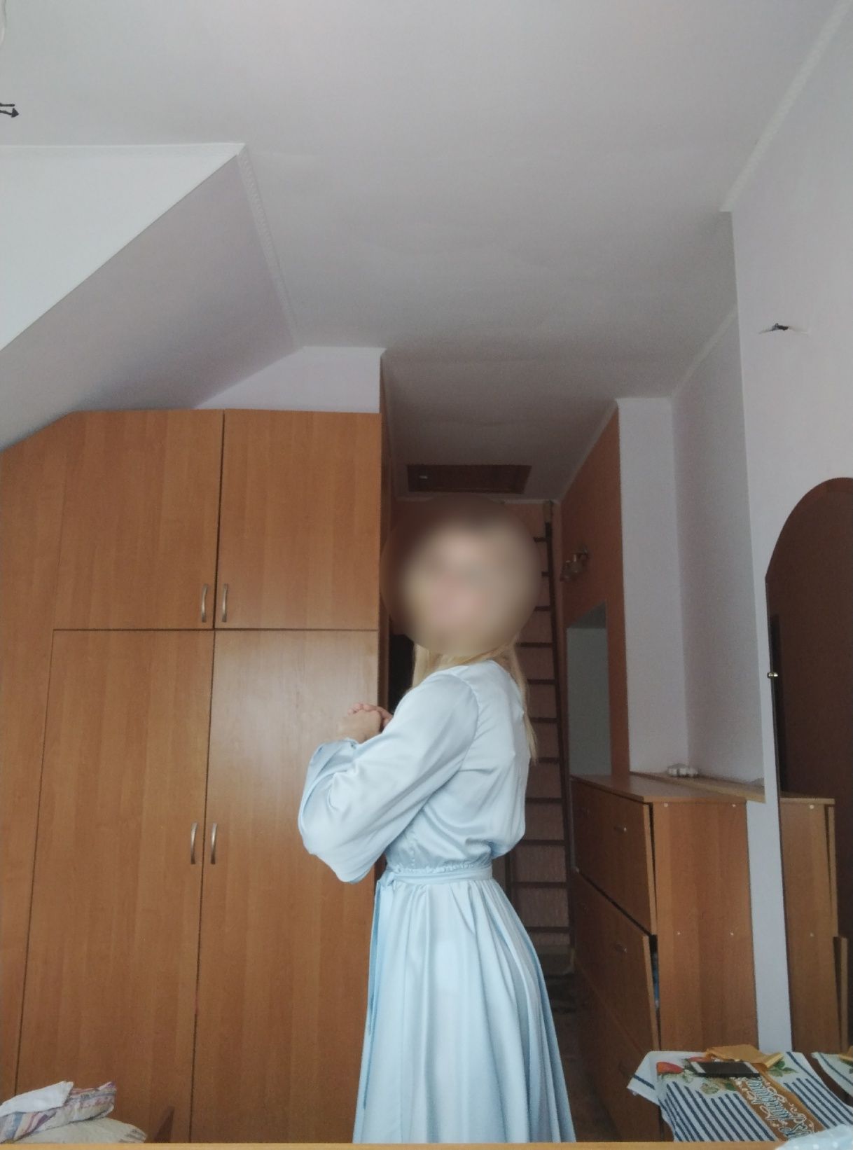 Вечірня сукня у ніжно-блакитному кольорі