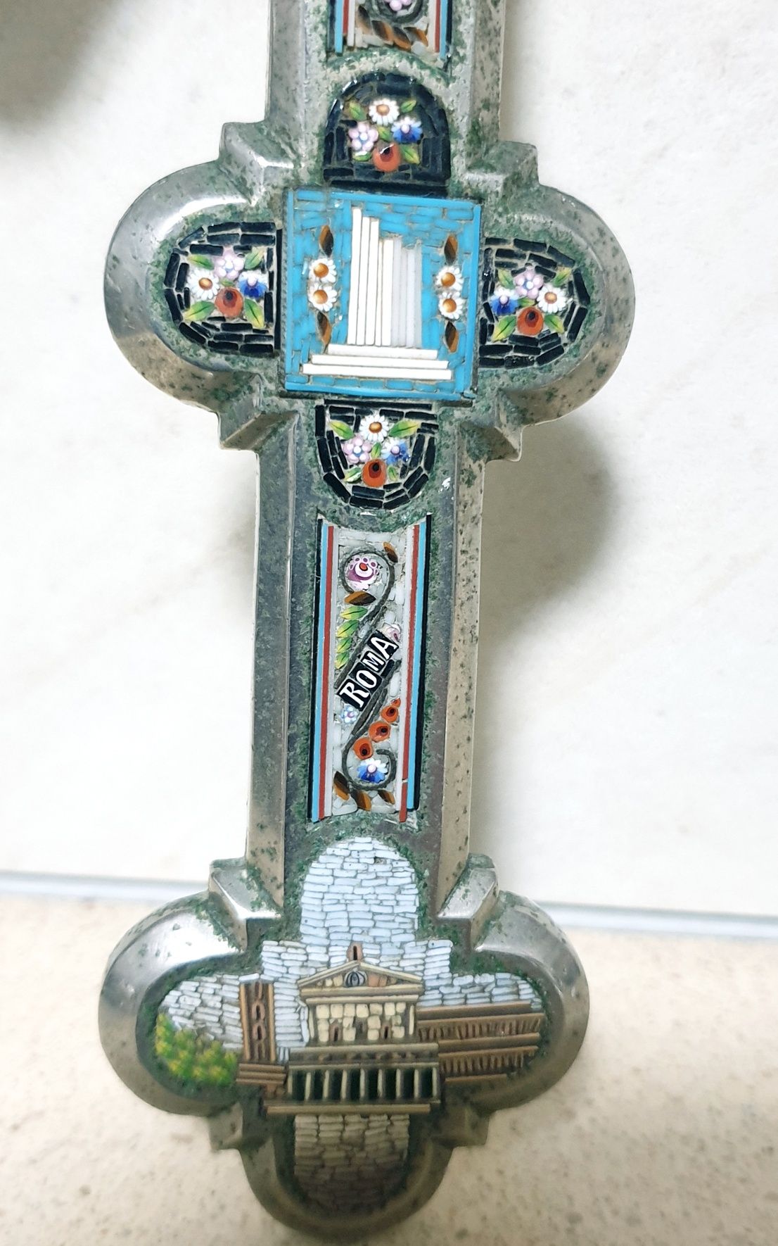 Maravilhoso antigo crucifixo italiano com micromosaicos