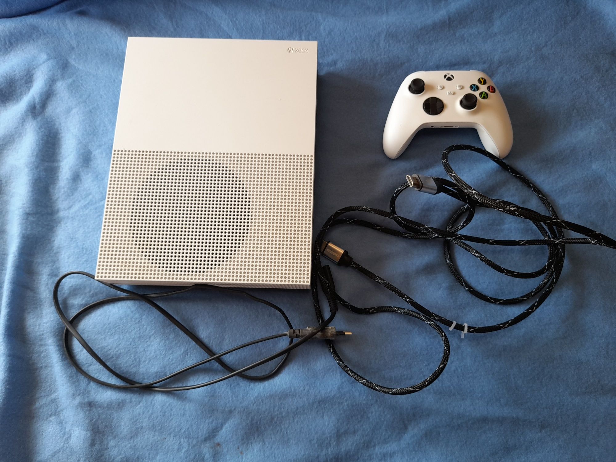 Vendo um xbox one s com 1 controle de como novo
