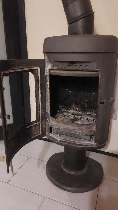 Piec żeliwny piec kominkowy koza invicta kominek z szybą na nodze