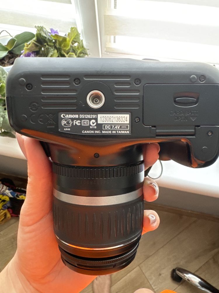 Canon 1100D в комплекті сумка, коробка, зарядка, карта памʼяті