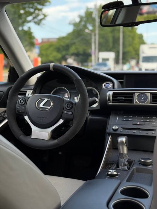 Lexus IS 300h 2016