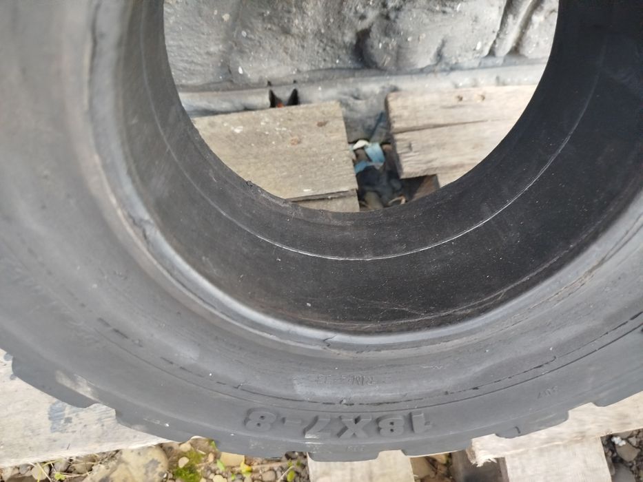 Шини цільнолиті до погрузчика 18*7-8