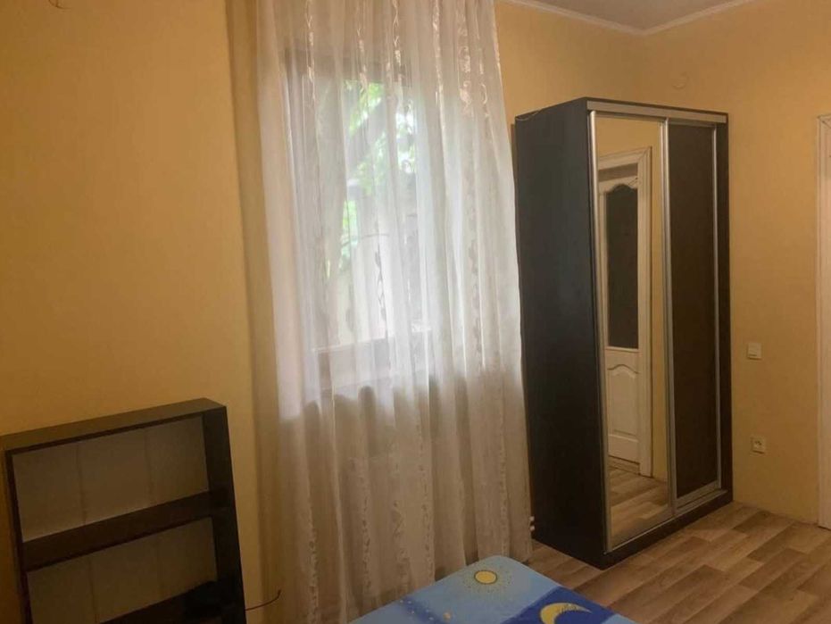 Оренда ізольованої кімнати,  в трьох кімнатному обобняку.