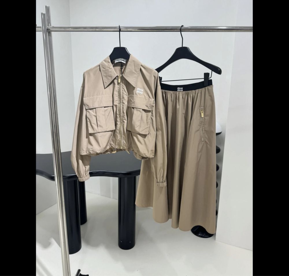Костюм с юбкой новинка беж  Miu miu