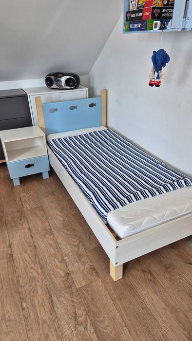 Łóżko i stolik nocny pokój dziecięcy styl marynarski