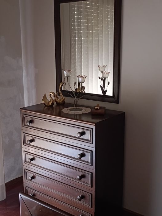 Cama de casal em mogno