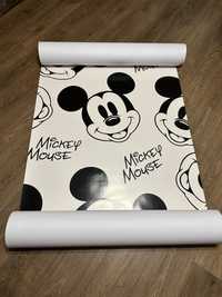 Papierowa tapeta we wzór Myszki Miki.