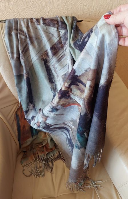 Продам жіночий шарф (палантин) з принтом