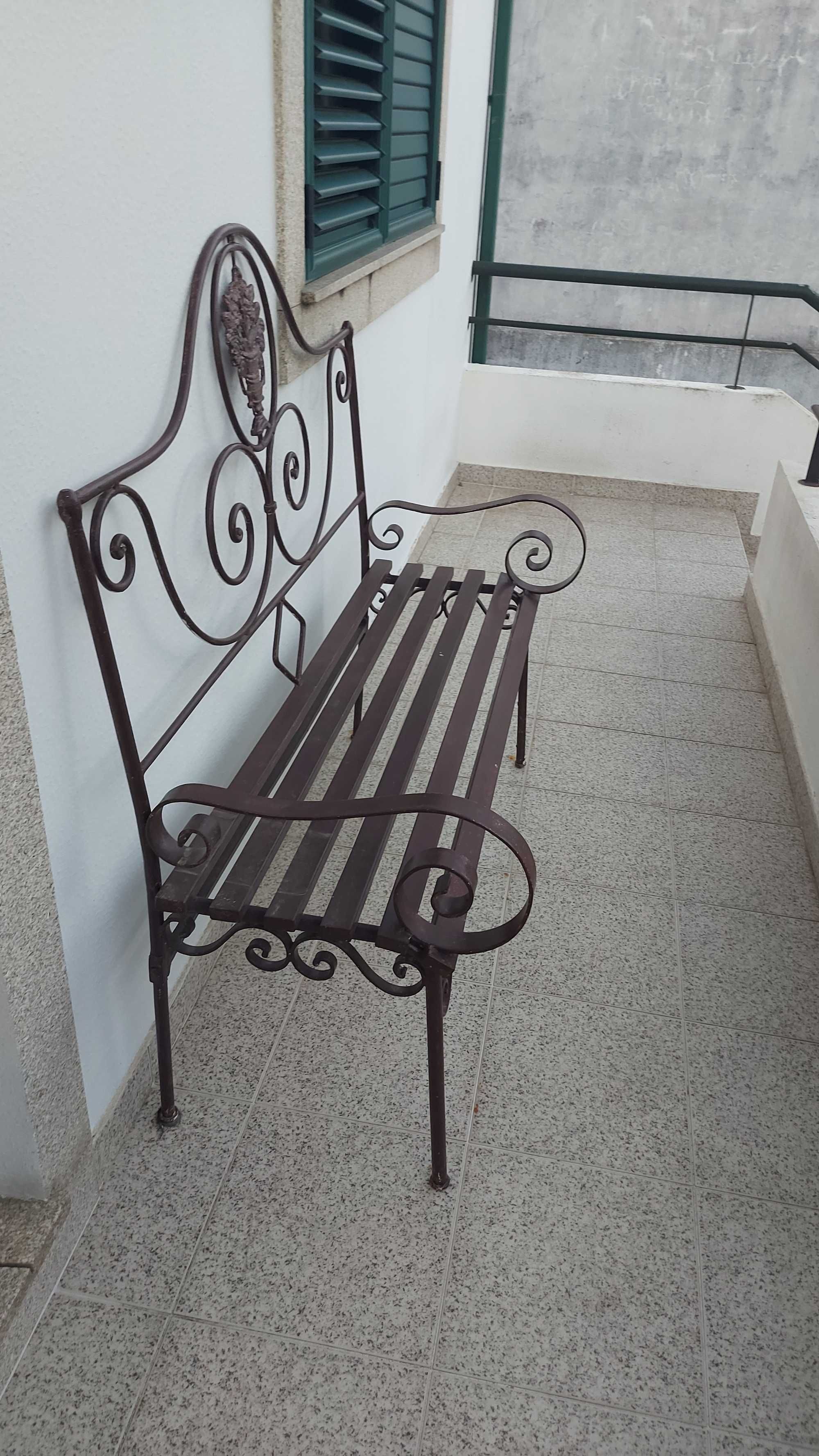 Banco de jardim castanho