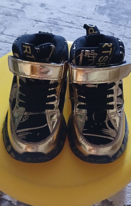 Кросівки стильні та зручні