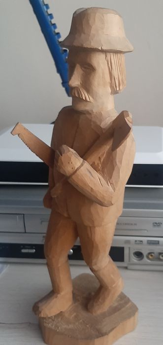 Rzeźba mężczyzny z piłą i siekierą