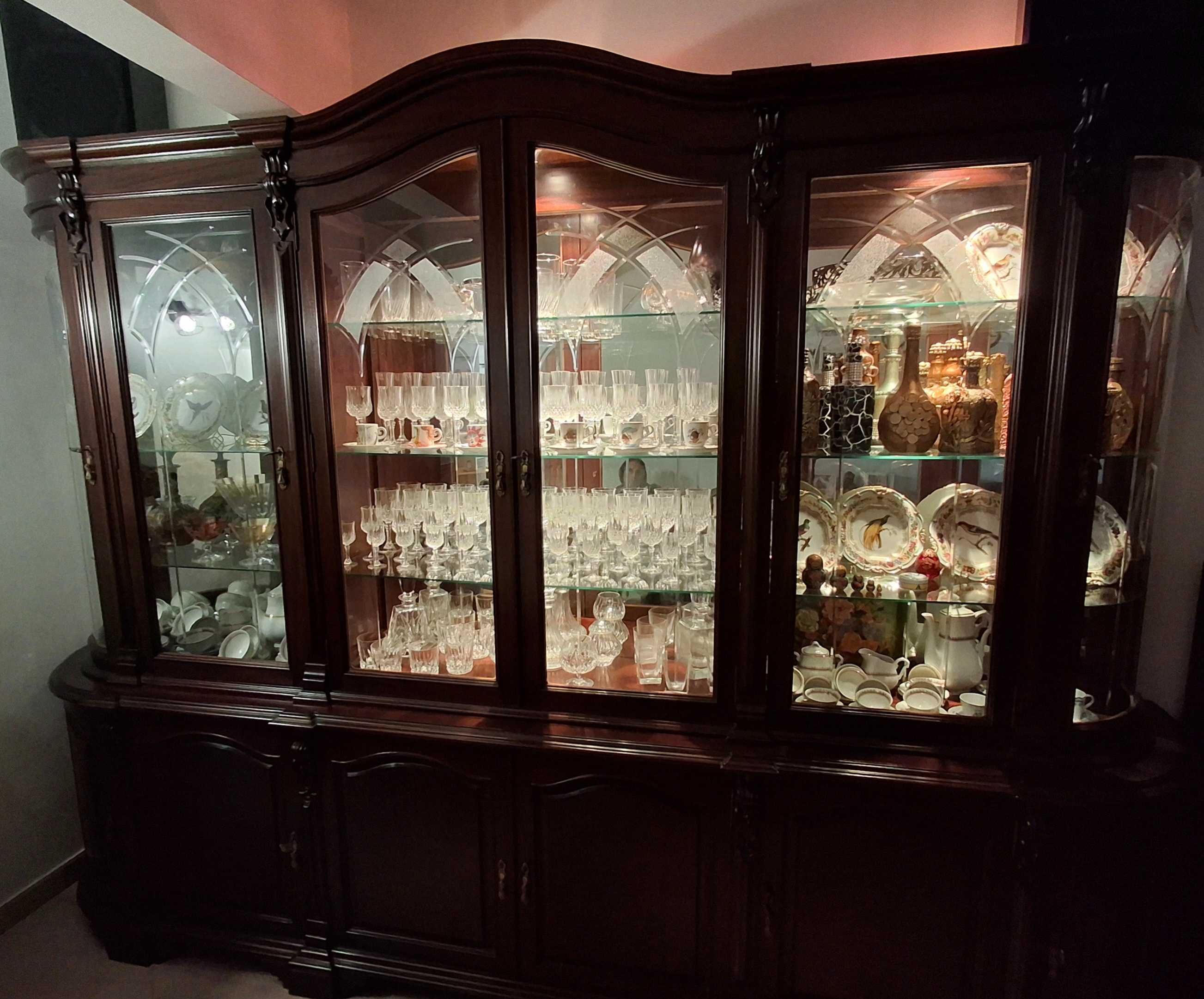 Vendo Móvel de Sala de Jantar muito elegante e de madeira maciça