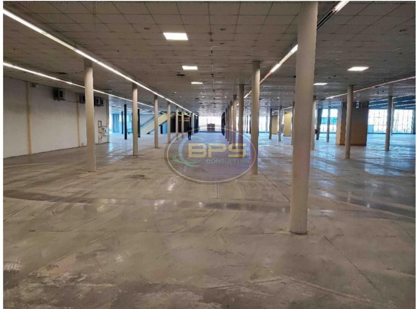 Комерційний комплекс — 18 550 м², фасад 138 м, паркінг на 300 авто