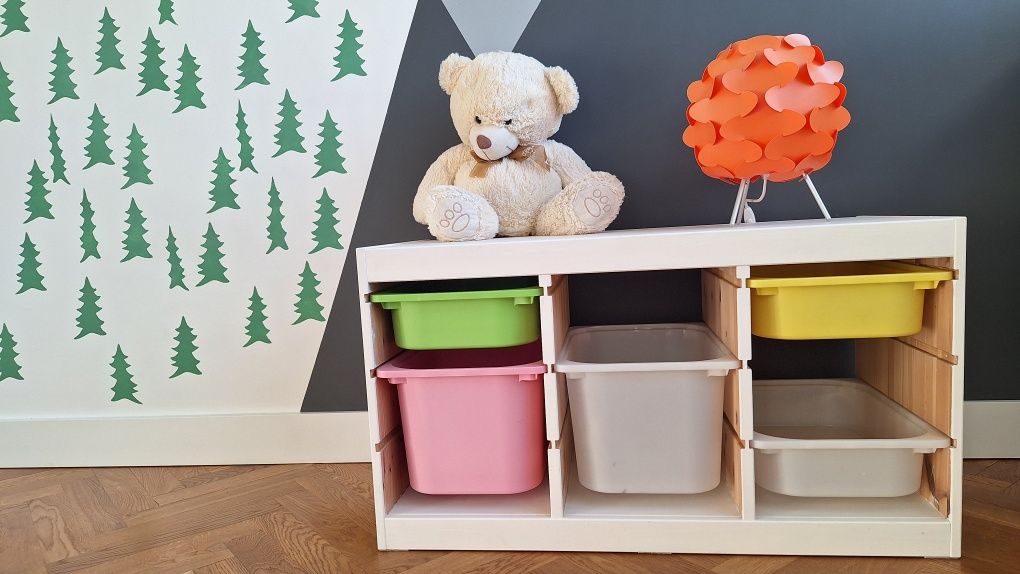 Ikea Trofast sosnowy malowany na biało z pojemnikami