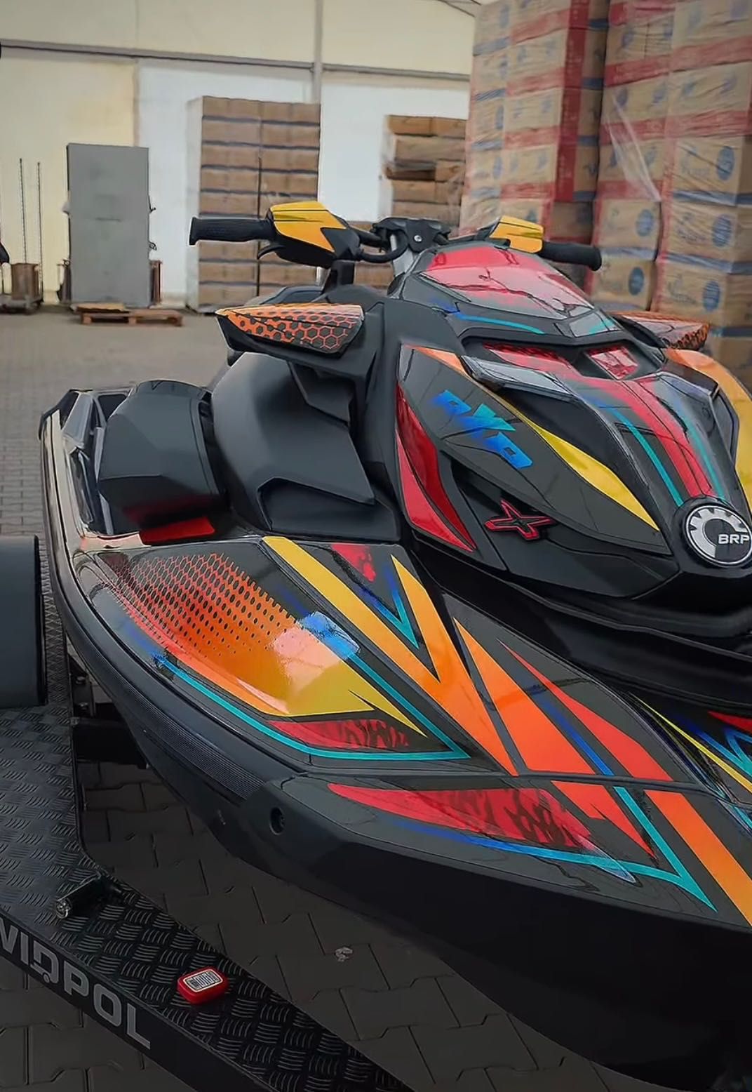 Envelopamento personalizado e detailing jet ski