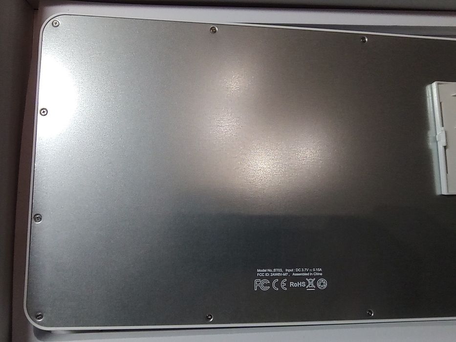 Беспроводная белая клавиатура  мышь