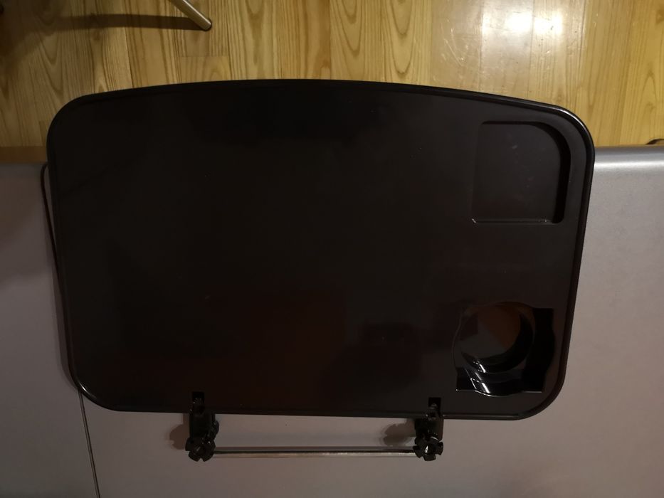 Wielofunkcyjny stolik do samochodu