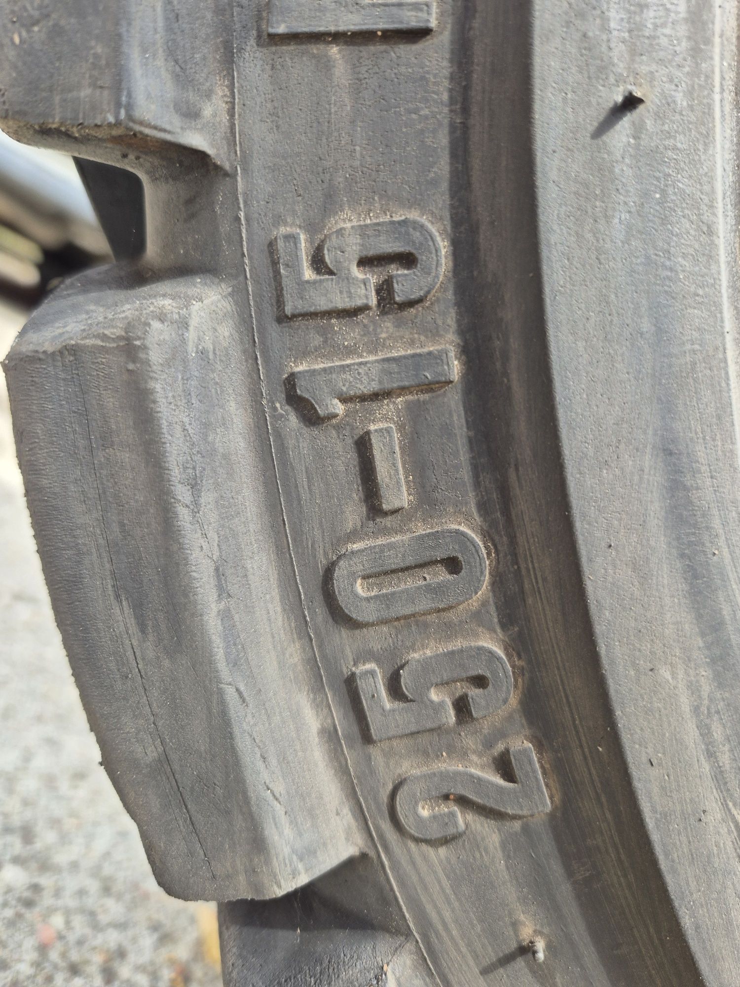 Opona 250-15  250/70-15