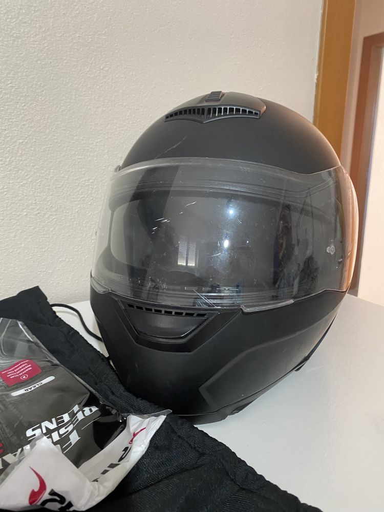 Capacete preto com acessorios