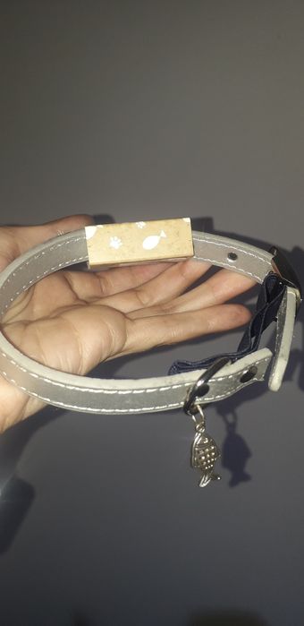 Colar novo rosa gata/ gatinha "SPOILED" e cinza c peixe 28 -36 cm