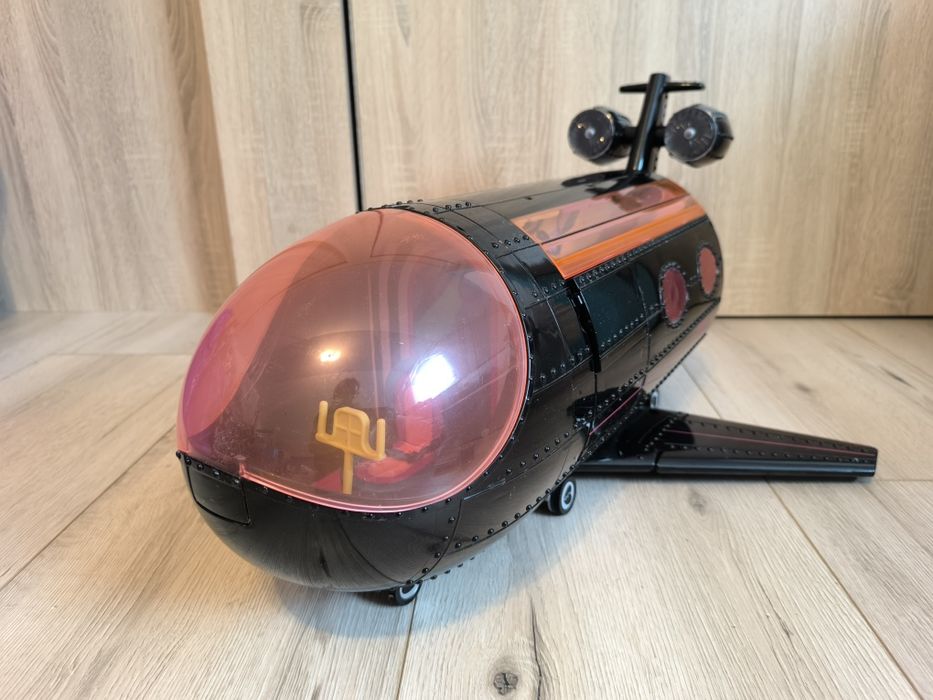 Samolot L.O.L. z akcesoriami widocznymi na zdjęciach