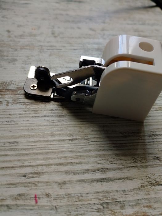 Лапка для швейної машини з підрізанням краю