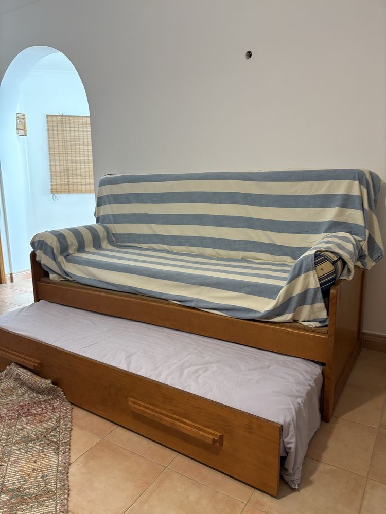 Sofa cama de Madeira em excelente estado