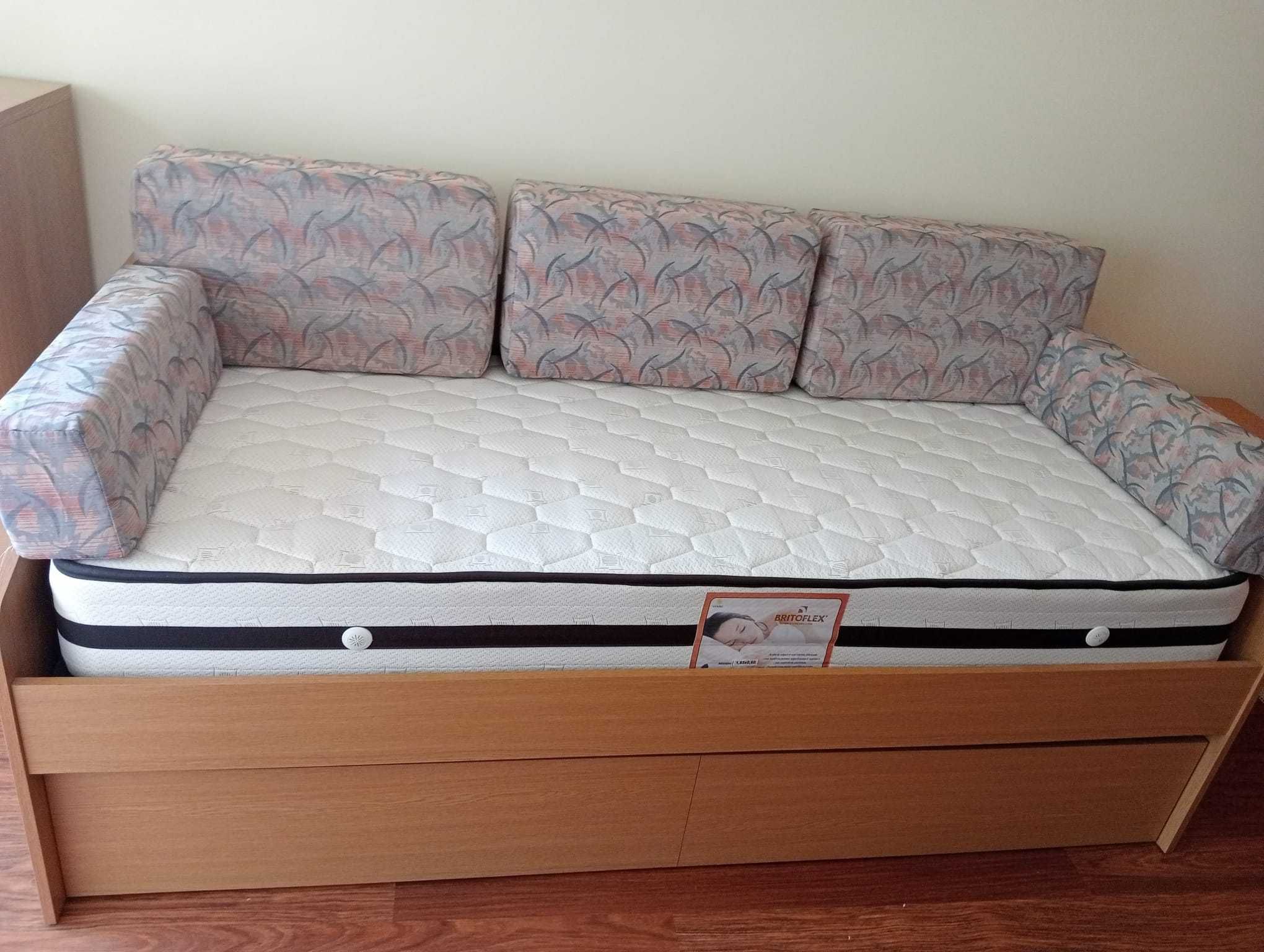 Sofá-Cama com muita arrumação