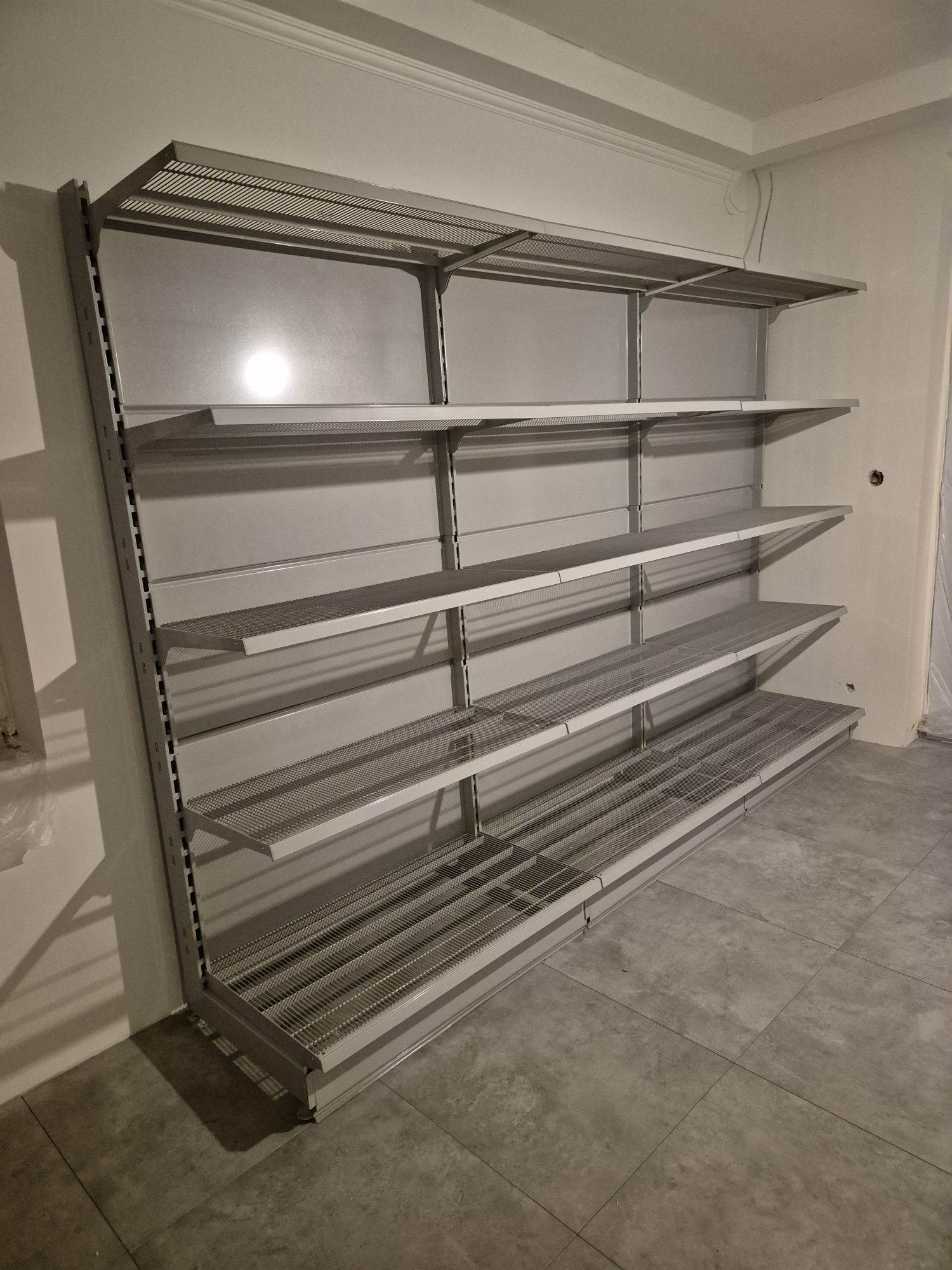 Regały sklepowe przyscienne,wolnostojace.