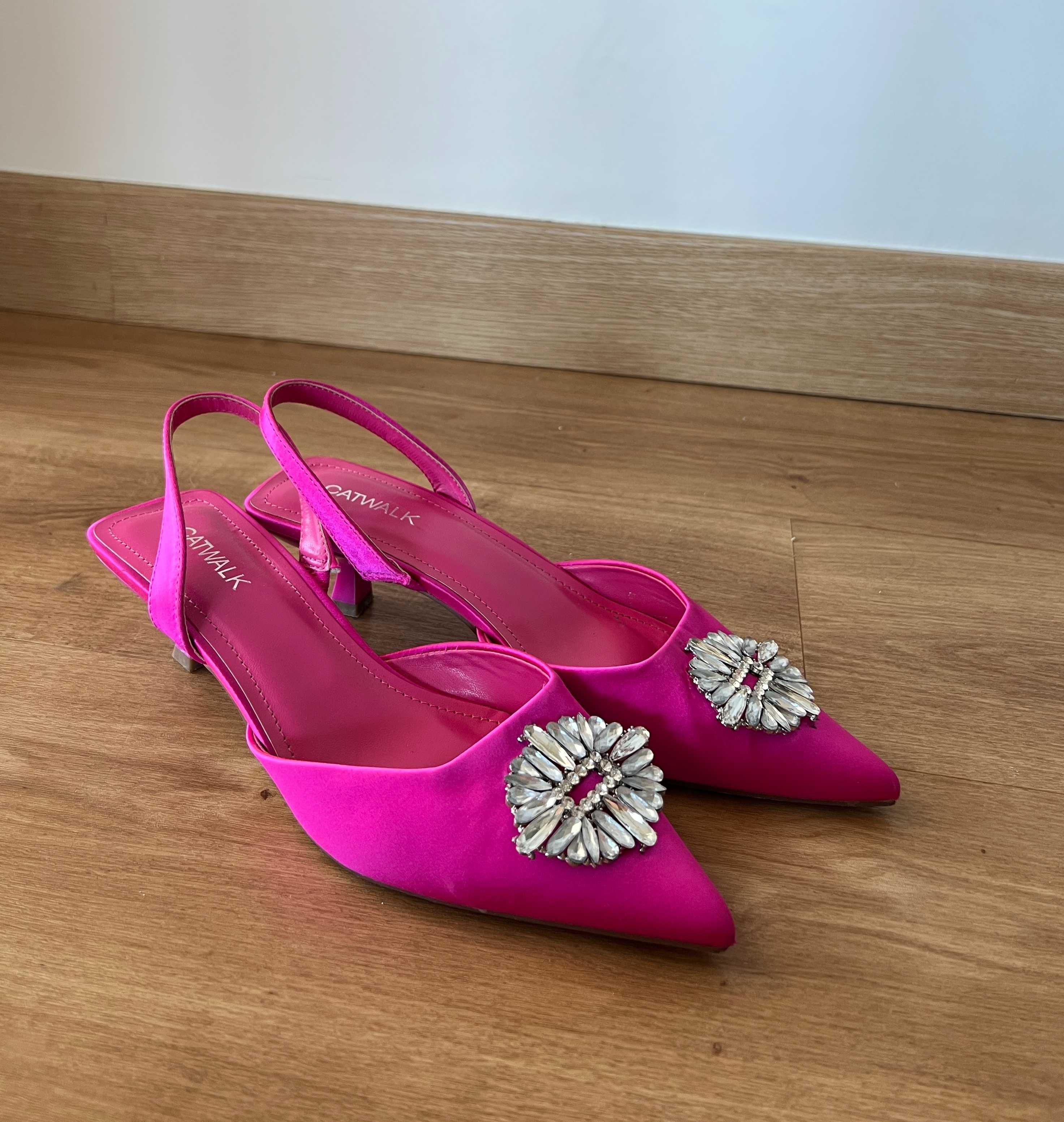 Sapatos de Cetim Catwalk com Fivela de Cristais – Tamanho 39