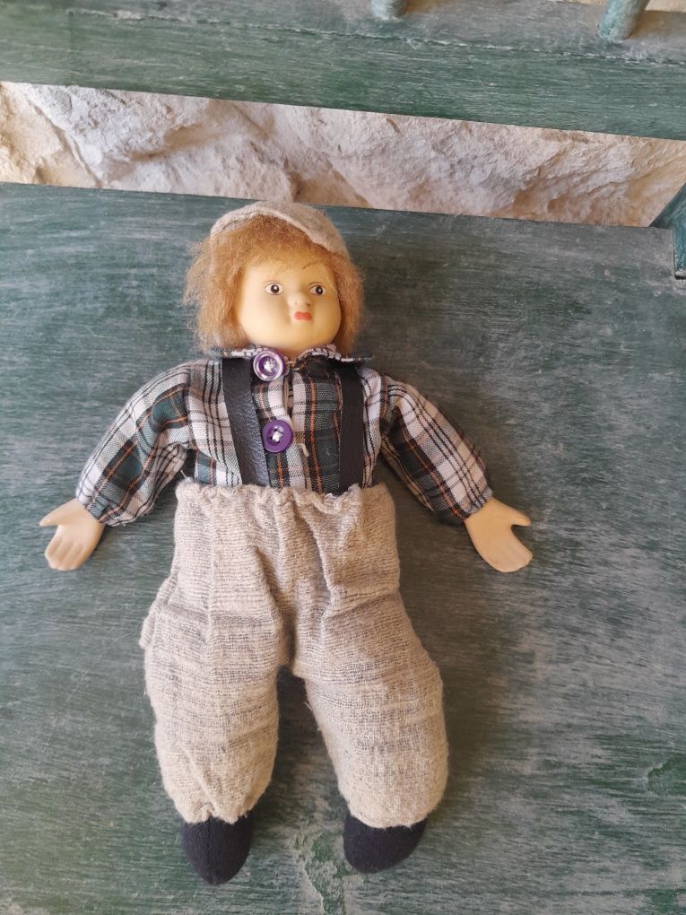 Boneco   porcelana e tecido com alguns anos.