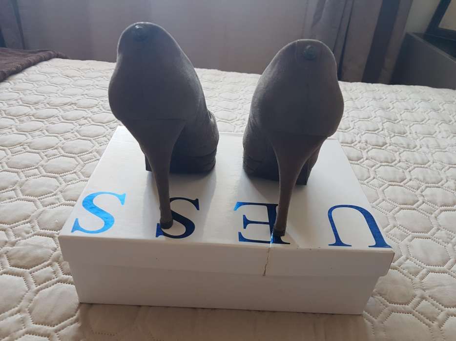 Sapato de salto alto, cor verde azeitona da marca Guess n°36