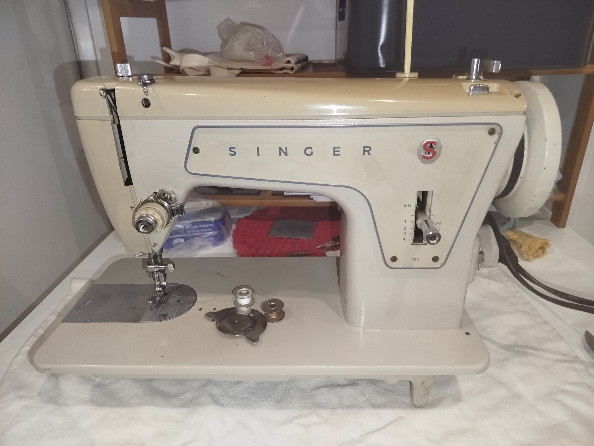 Máquina de costura Singer 239 com base de madeira