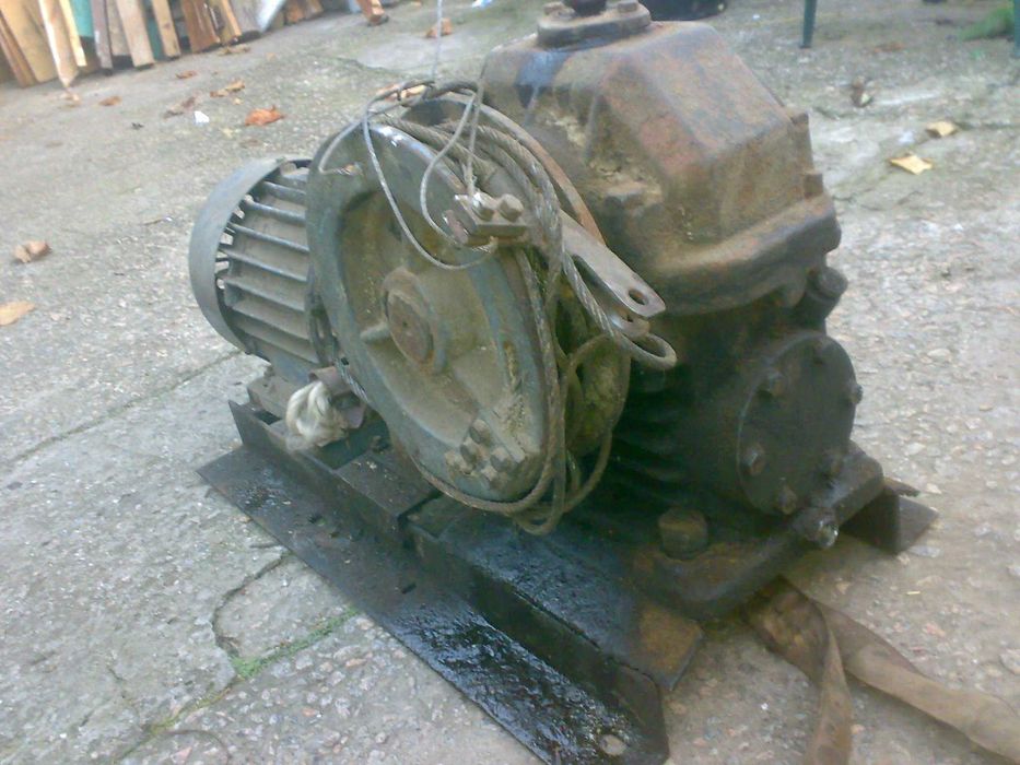 Электро лебедка .3 квт 1420 об мин.для  подъема лодки.машины         .